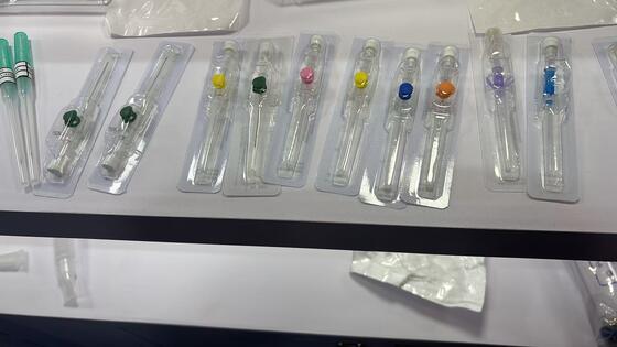 Beli Kanula IV Sekali Pakai dengan Desain Bersayap, Ukuran 14G-26G, dan PVC Biokompatibel untuk Pemasangan yang Aman pembuatan online