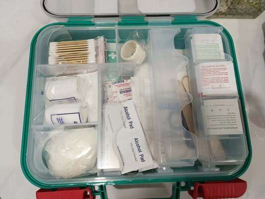 Harga yang pantas 326-Piece First Aid Kit ANSI/ISEA Z308.1-2015 Kelas A/B FDA Terdaftar on line